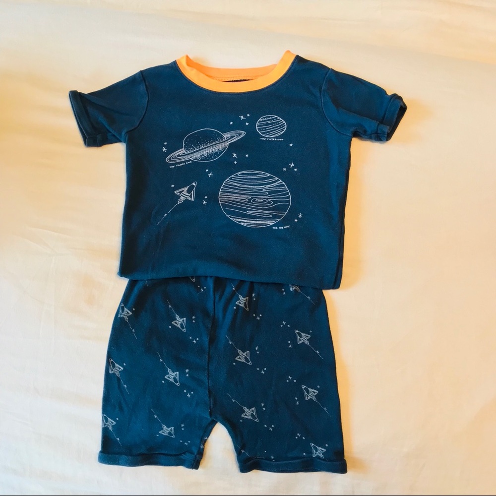 Old Navy Sz 5T boys pajamas set
